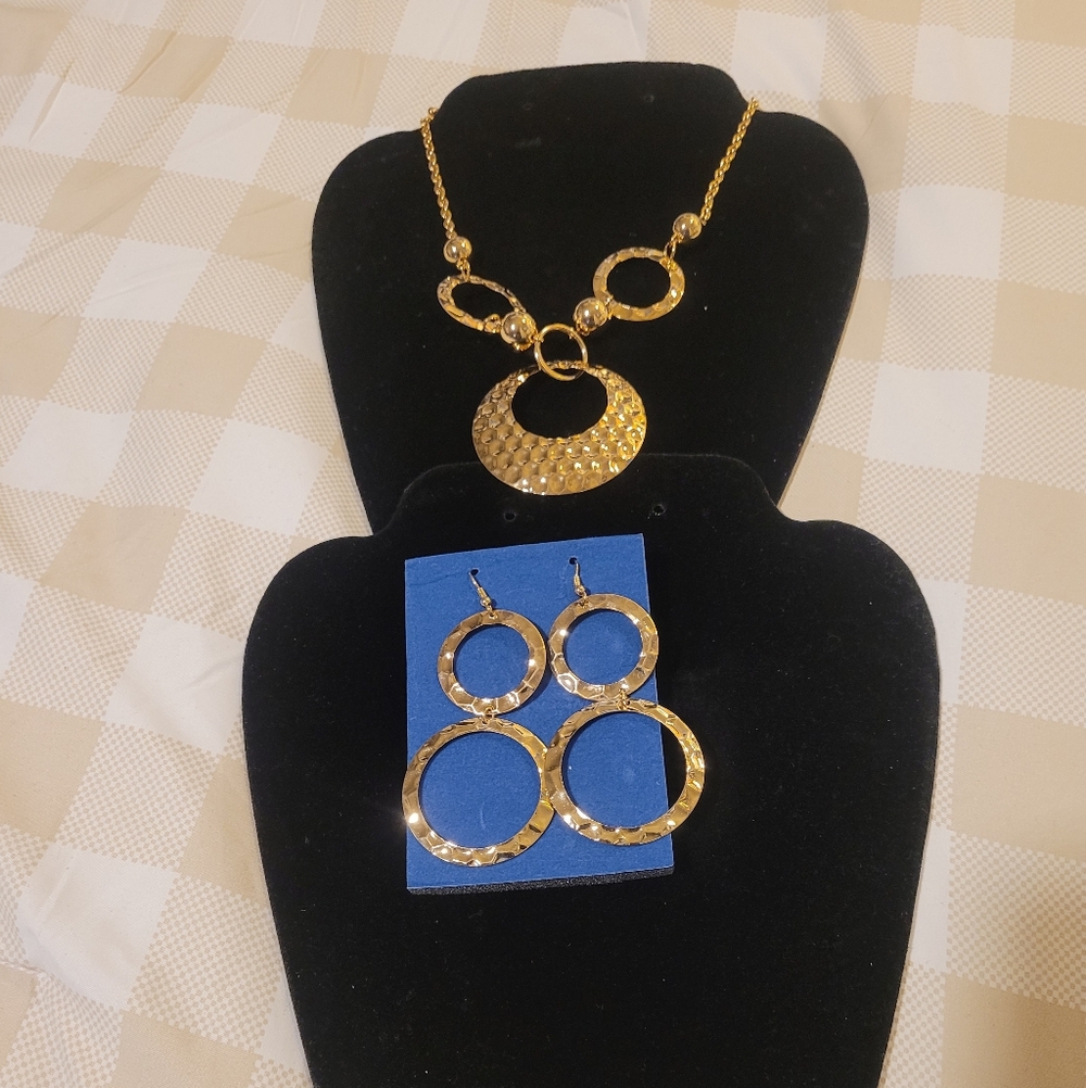 Avon Vintage Elegant Gold Tone Necklace and Earring Set